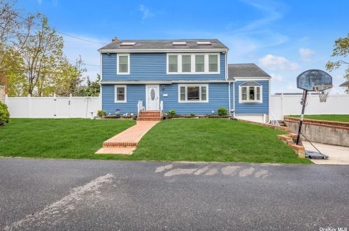 57 Gladys St, North Lindenhurst, NY 11757-1202