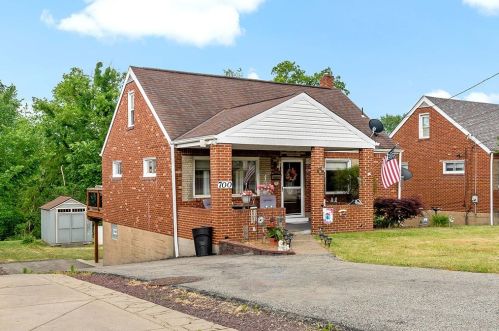 700 Edgewater Dr, Pittsburgh, PA 15122-1120