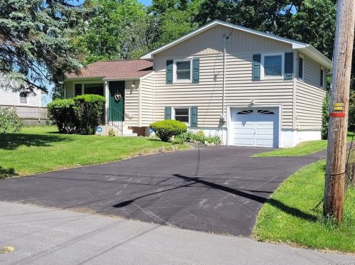 24 Oak Ln, Middletown, NY 10940-6927