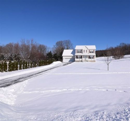 20 Queens Gate Dr, Thomson, NY 12834-2842