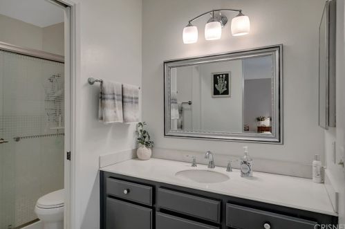 20046 Avenue Of The Oaks, Santa Clarita CA  91321-1361 exterior