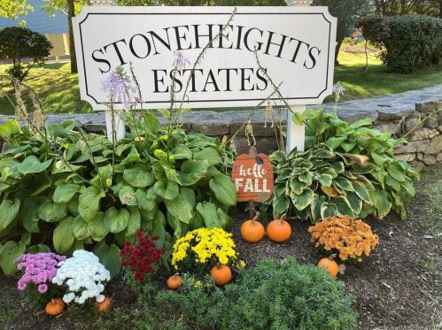 72 Stoneheights Dr, Waterford, CT 06385-1937