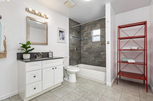 3026 Adeline St, Oakland CA 94608-4412 exterior