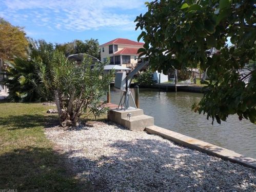 130 Curlew St, Fort Myers Beach, FL 33931-4406