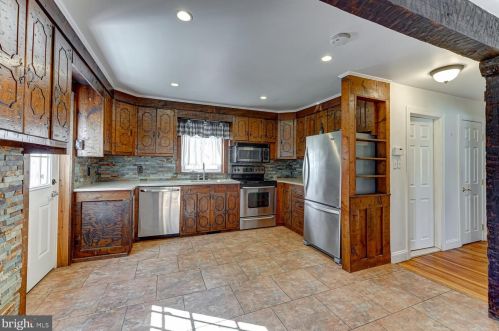1361 Valley Rd, Woodlyn, PA 19094-1123