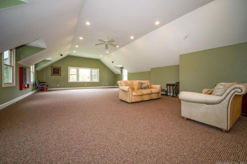 11 High Mdw Rd, Huntington CT 06484-3475 exterior