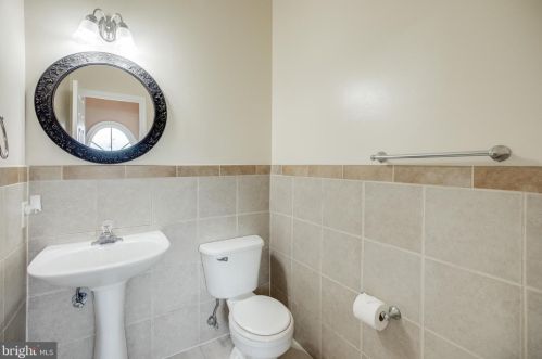 6249 Oakland Dr, Woodbridge VA  22193-7017 exterior