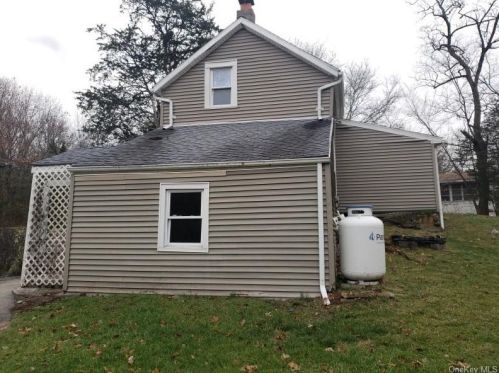 77 Parksville Rd, Pleasant Valley, NY 12569-5619