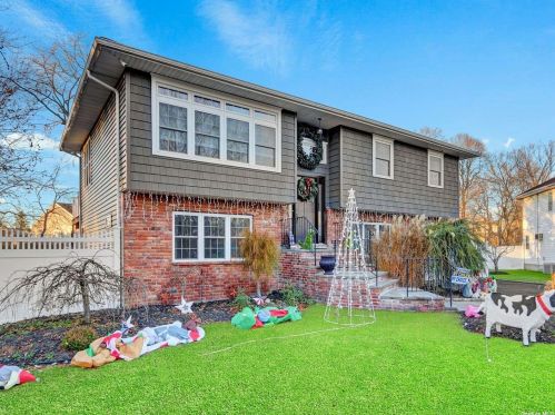 22 Christopher Ct, West Islip, NY 11795-2635