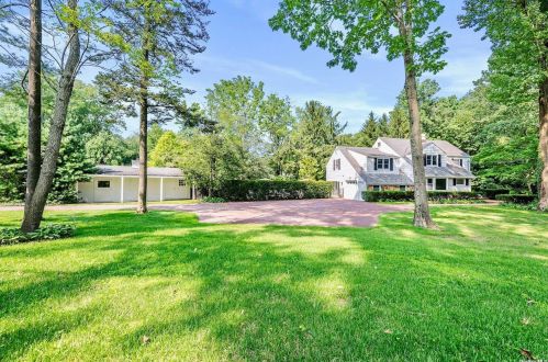 79 Red Brook Rd, Great Neck, NY 11024-1147