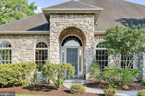 319 Equus Dr, Camp Hill, PA 17011-8350
