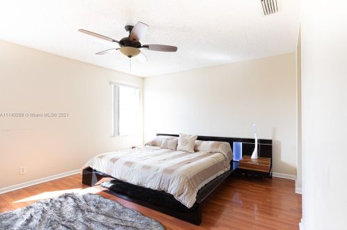 3136 176 Ter, Hollywood FL 33029-5556 exterior