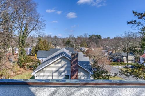 77 Kewanee Rd, New Rochelle NY  10804-1301 exterior