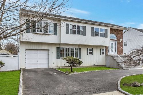 1429 7th St, Babylon, NY 11704-4222