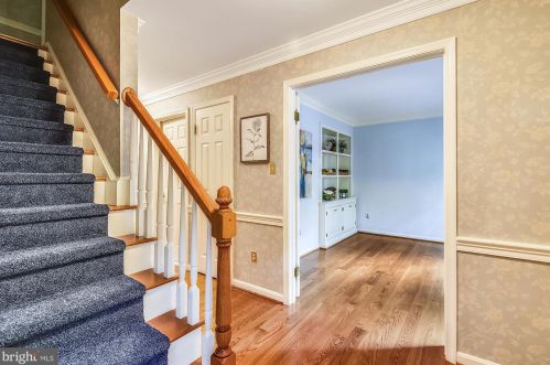 1504 Elk Point Dr, Herndon, VA 20194-1121