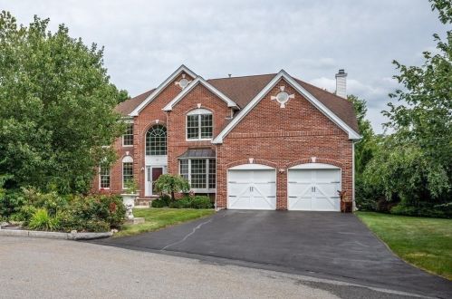 33 Olympic Ct, Walpole, MA 02032-1044