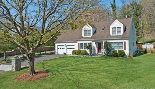 24 Coachlamp Ln, Stamford, CT 06902-2005