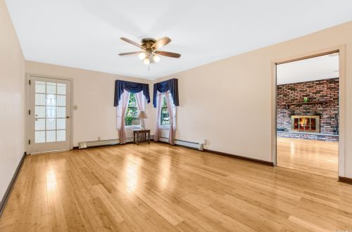 76-07 265th St, New Hyde Park, NY 11040-1403