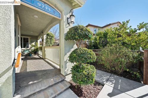 9744 Golden Sky Way, Gilroy CA  95020-9663 exterior