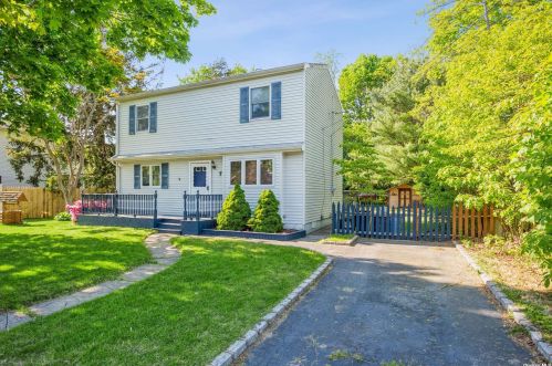 7 Ann Ln, Holtsville, NY 11742-1001