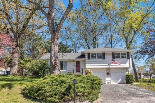 111 Piping Rock Dr, Waterbury, CT 06706-2427