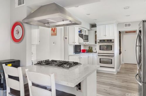 21051 Kingscrest Dr, Santa Clarita CA  91350-1990 exterior