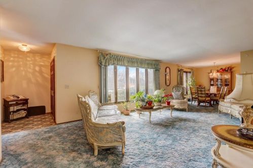 4300 Donges Ln, Milwaukee, WI 53223-1440