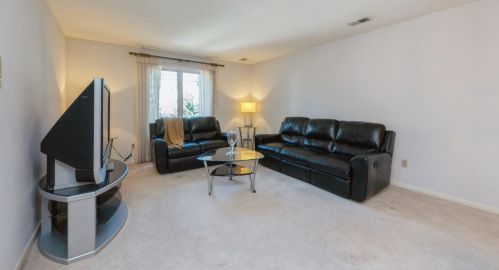 8805 Janeway Ct, Hammond, IN 46321-2356