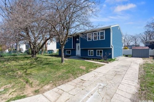 298 Volta St, Copiague, NY 11726-1631