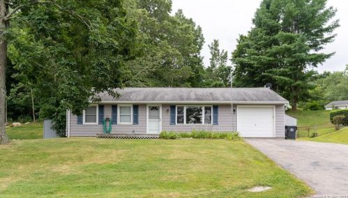 8 Country Club Dr, Gales Ferry, CT 06339-1713