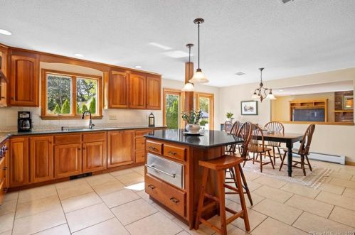 10 Wedgewood Ln, Wapping CT 06074-1580 exterior