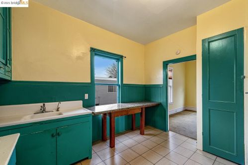 4327 Essex St, Oakland CA 94608-1216 exterior