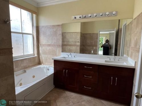 16800 36 Ct, Hollywood FL exterior