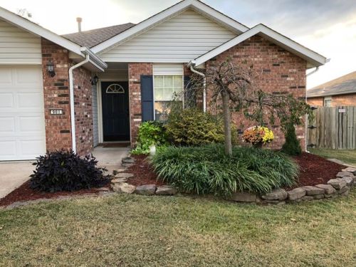 901 Liberty Dr, Fayetteville, AR 72701-7449