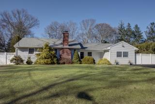 2755 Westview Dr, Mattituck, NY 11952-2973
