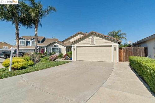 3889 Oak Grove Ct, Oakley, CA 94561-4218