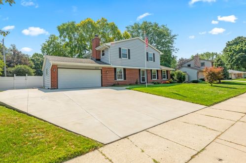 2305 Saratoga Rd, Waukesha, WI 53186-1613