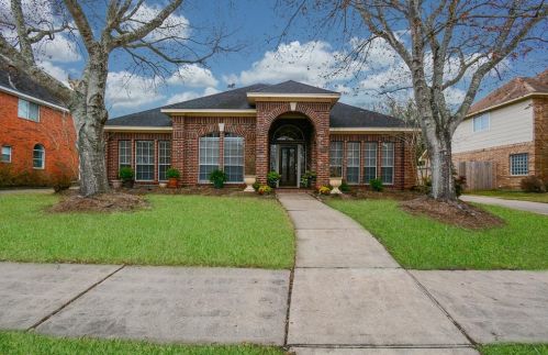 1611 Bay Berry Ln, Taylor Lake Village, TX 77586-4547