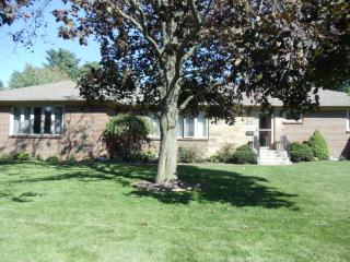 220 Birch Dr, Rossford, OH 43460-1007