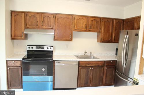 2176 Mager Dr, Herndon VA 20170-4355 exterior