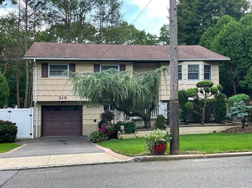 319 Concord St, Huntington Station, NY 11746-6829