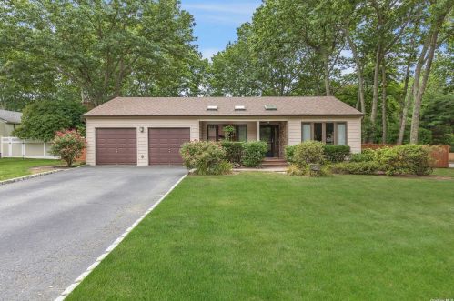 10 Springbriar Ln, San Remo, NY 11754-5030