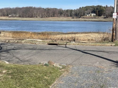 218 Riviera Dr, San Remo, NY 11754-2109