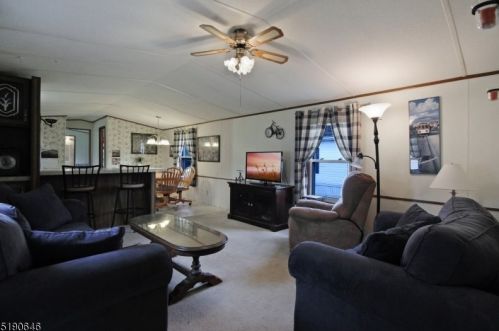 10 Clover Ln, Belvidere, NJ 07823-2843