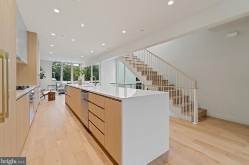 209 8th St, Washington, DC 20002-6105