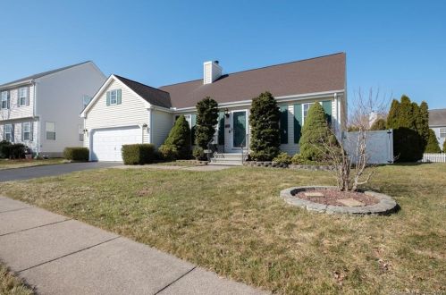 101 Greenview Ter, Middletown, CT 06457-8741