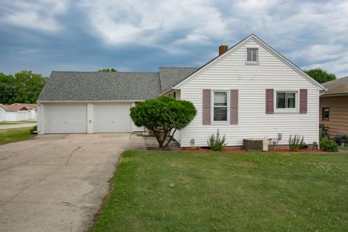 110 6th Ave, Newhall, IA 52315-9728