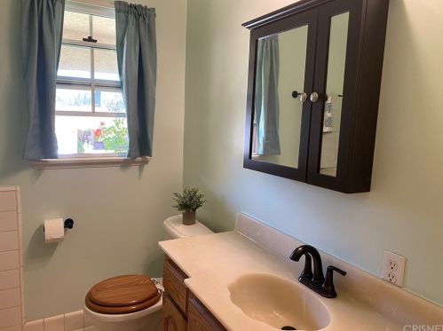 24421 Shadeland Dr, Santa Clarita CA  91321-3616 exterior