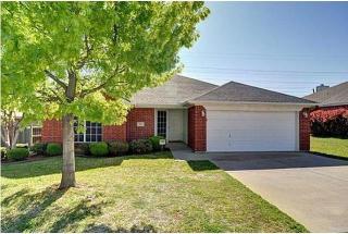 1813 Canterbury Cir, Fort Worth, TX 76112-4001