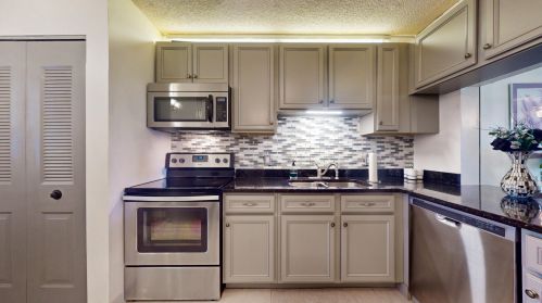 402 Grv Isle Cir, Vero Beach FL 32962-8507 exterior